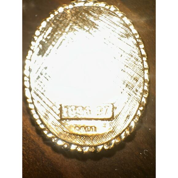 Avon Presidents Club Cameo Porcelain Portrait Brooch Pin PC Goldtone Dangle - Picture 4 of 6